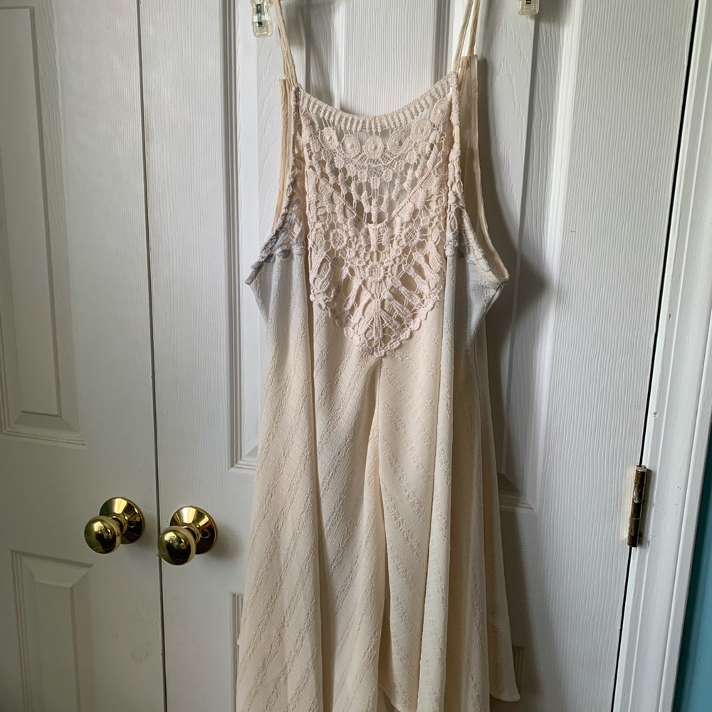 1x long flowing cream shirt w/ tie back